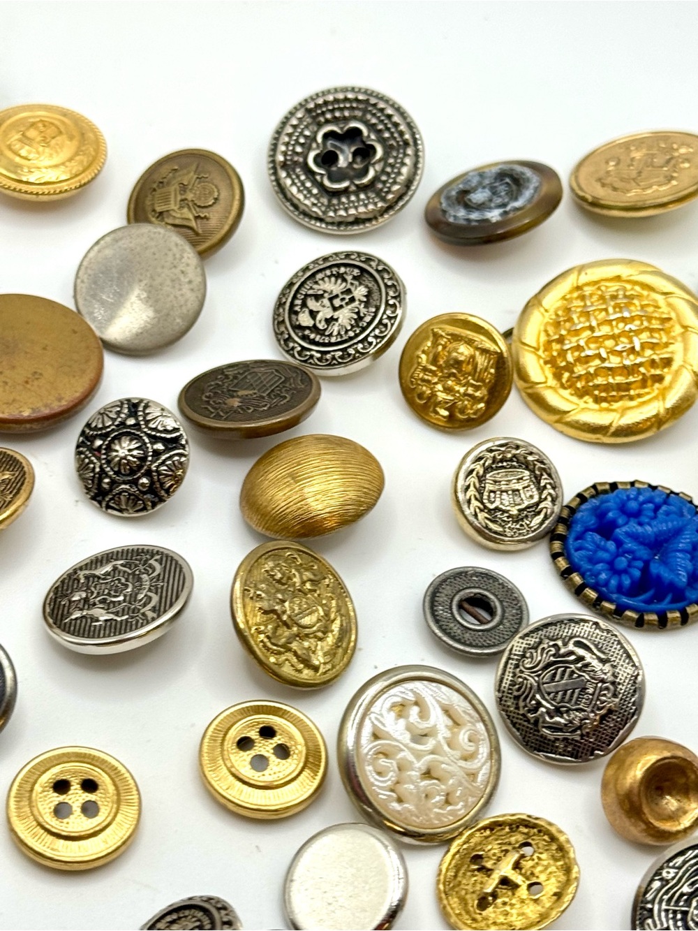 Vintage military and fashion buttons - Lot
7